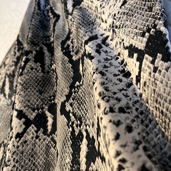 Faux snake skin skirt - Picture 4 of 4